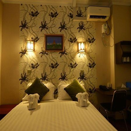 Hotel Family Treasure Yangon Extérieur photo