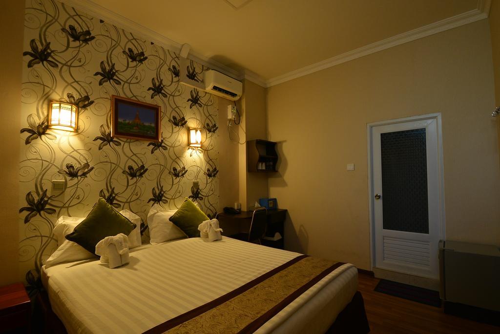Hotel Family Treasure Yangon Extérieur photo