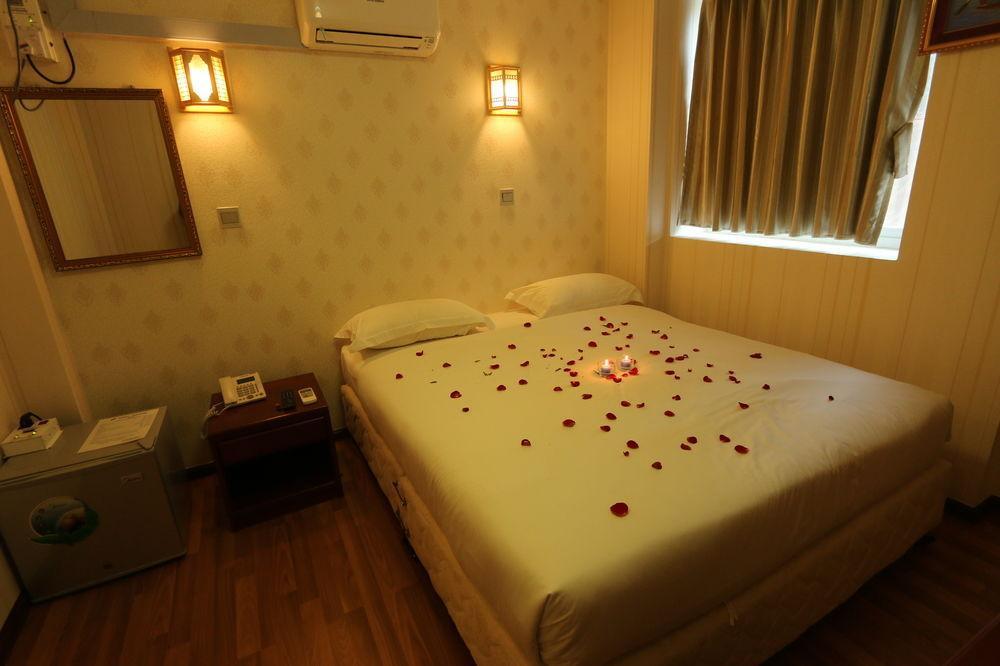 Hotel Family Treasure Yangon Extérieur photo