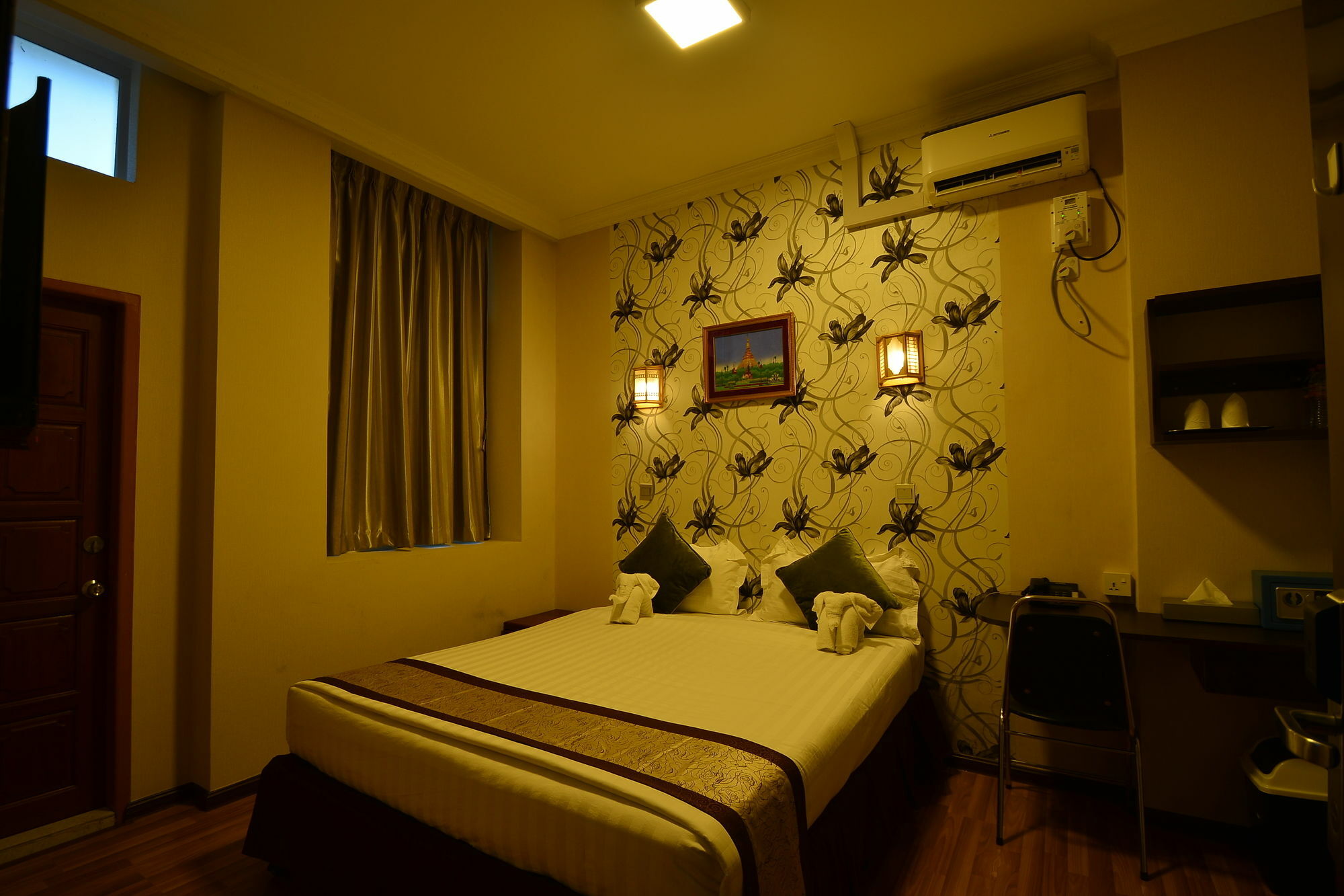 Hotel Family Treasure Yangon Extérieur photo