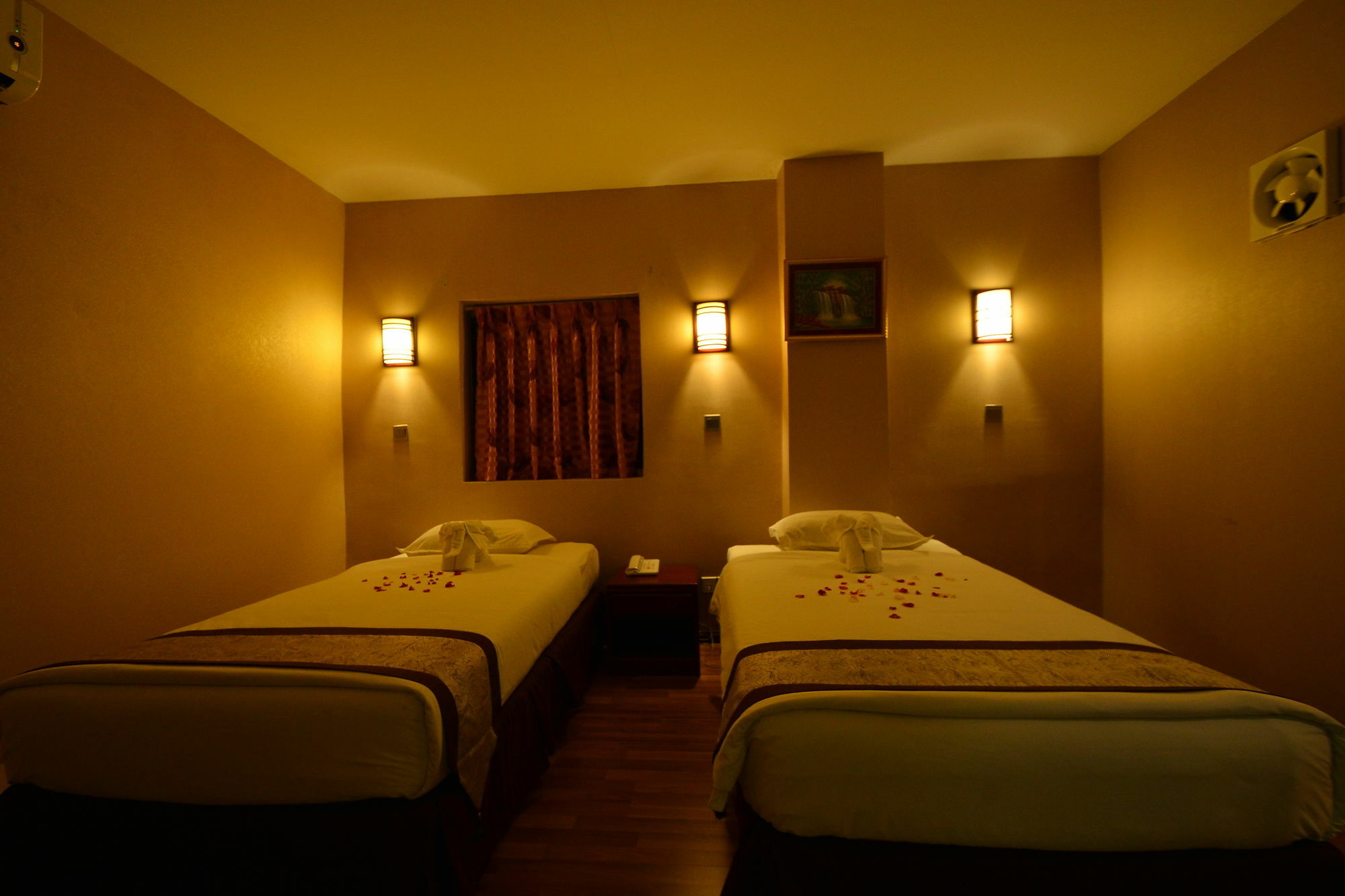 Hotel Family Treasure Yangon Extérieur photo
