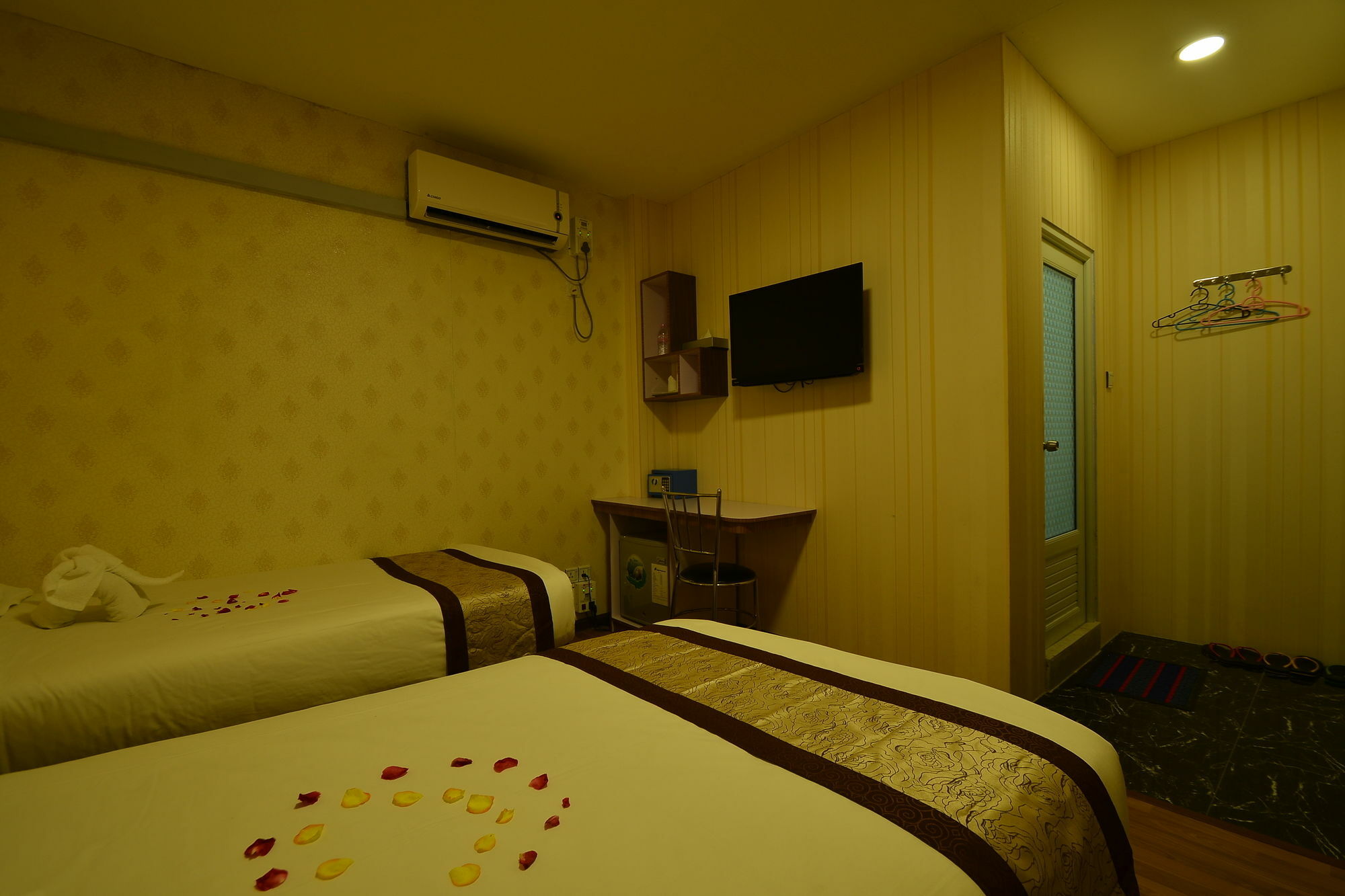 Hotel Family Treasure Yangon Extérieur photo